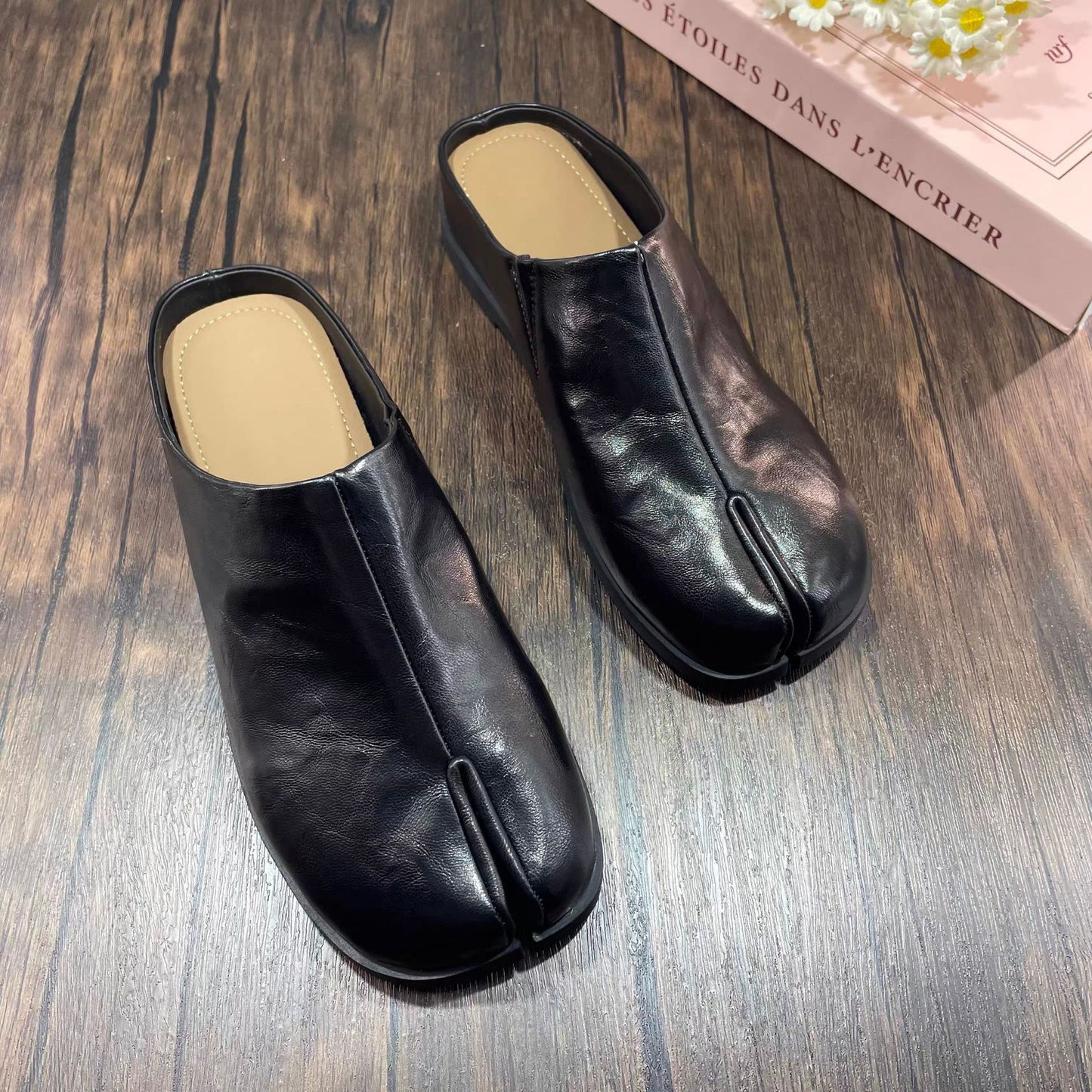 Cowhidestyle Koreanstyle Pigfoot Splittoe Shoes For WomenNiche Design